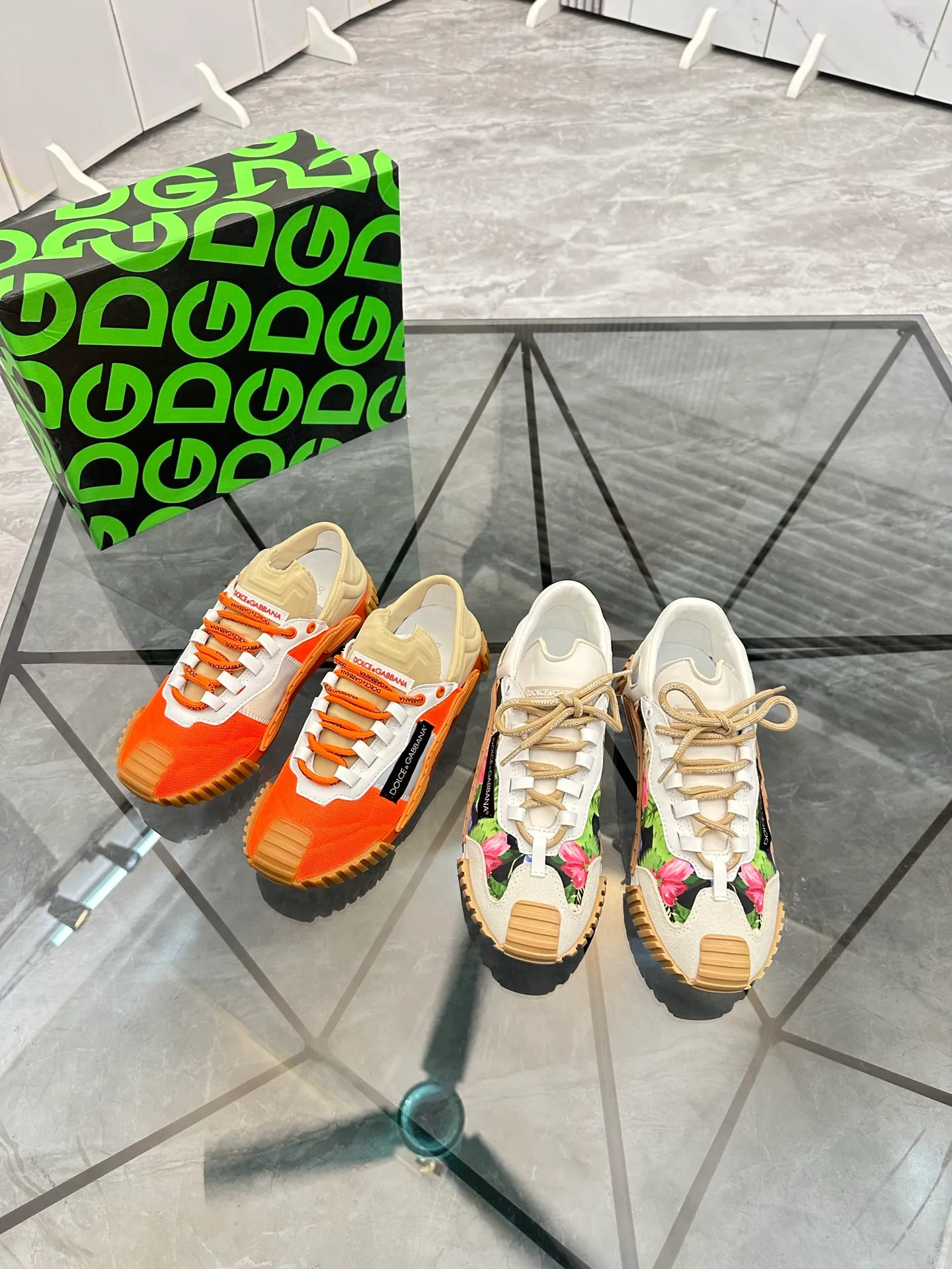 Men's shoes: 💰P440¥ Product trademark: DG "Dolce & Gabbana*" low-top sports shoes Regular size: 35-44 (can be customized to 45.46.) Couple style Product materials: Upper imported cowhide stitching original material, breathable lining, original outsole. Number: 803